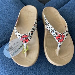 OOFOS- WOMEN'S OOLALA LIMITED SANDAL - LEOPARD FLORA
